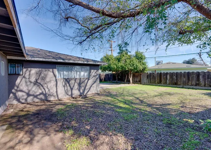 Near Airport & Dtwn: Breezy Fresno Home!