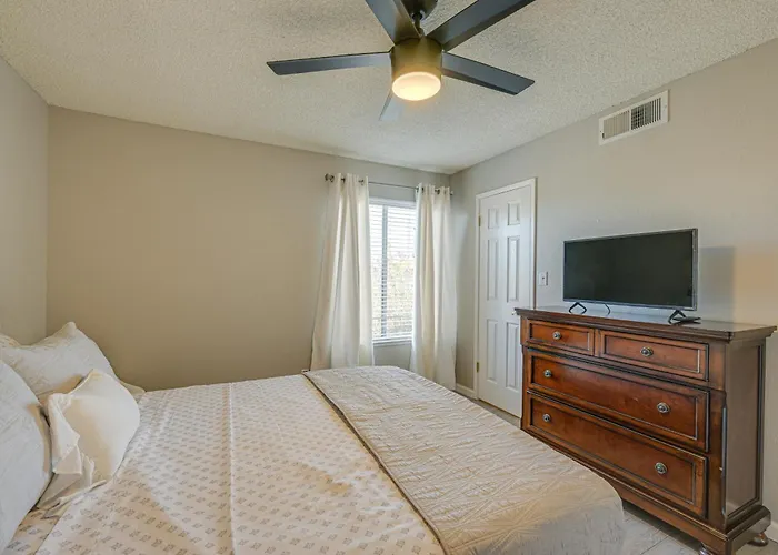 Cozy Fresno Condo W/ Balcony & Pool Access