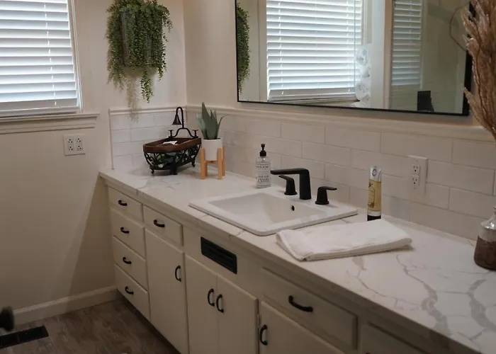 Cozy Chic Farmhouse! Perfect For Park Explorers!
