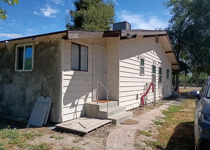 Peaceful Country Stay, Blue Home In Fresno